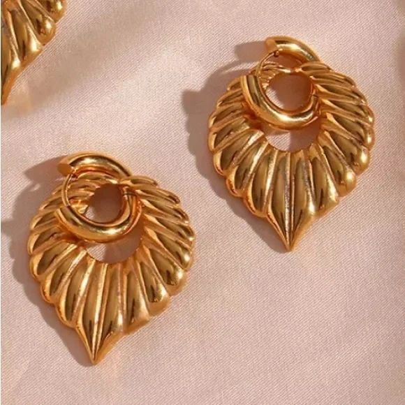 New 18K Chunky Leaf Shape Drop Hoop Earrings, wonderful Earrings, wow Earrings - Picture 3 of 4